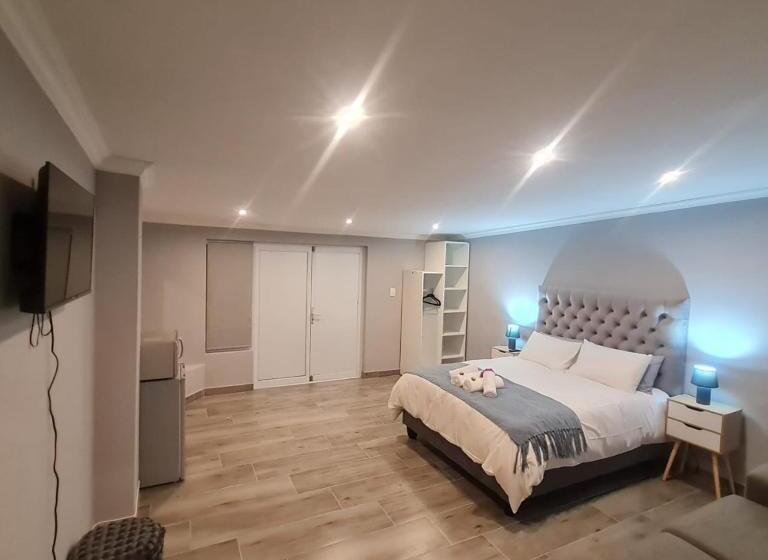 غرفة عائلية, 51 On Vlei