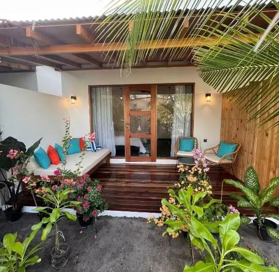 اتاق لوکس با بالکن, Seaside Dhigurah