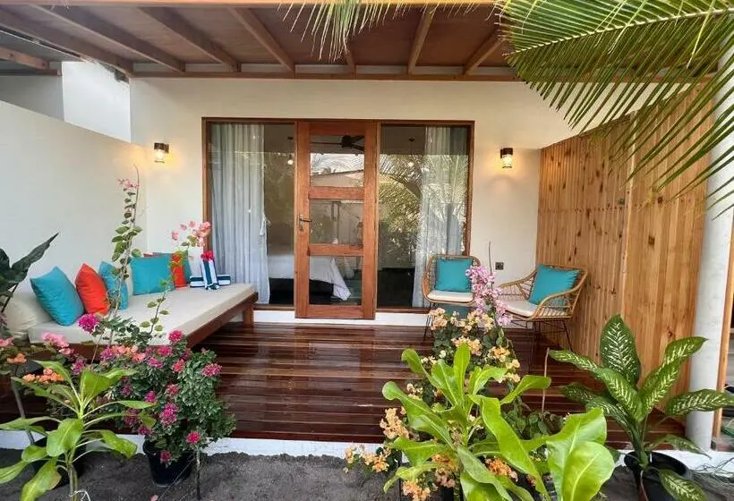 اتاق لوکس با بالکن, Seaside Dhigurah