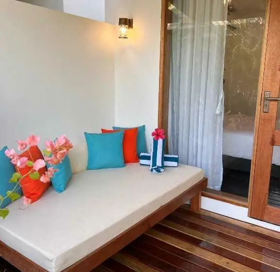 اتاق لوکس با بالکن, Seaside Dhigurah