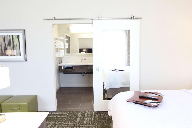 带大床的标准工作室, Hampton Inn & Suites Dallas Market Center