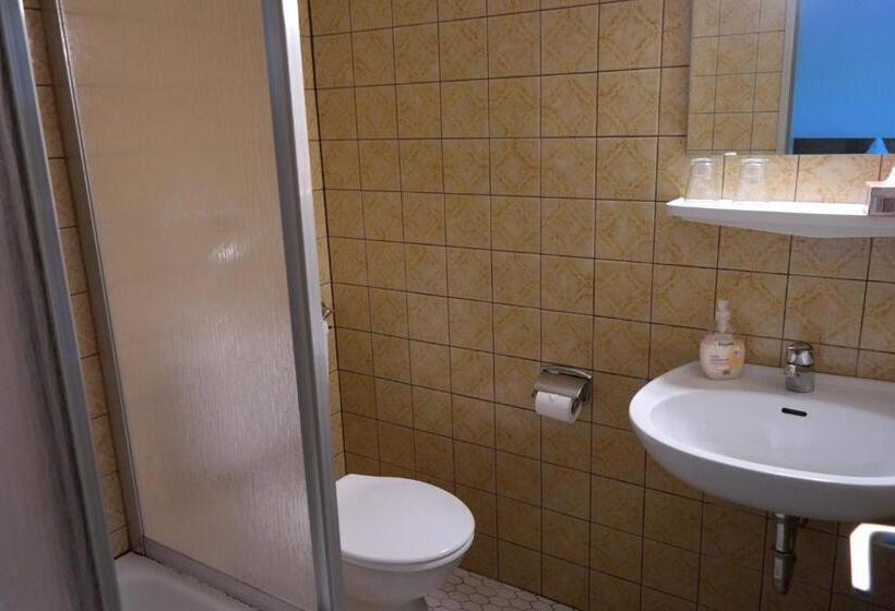 标准单人间, Herzog S Ulsterbrücke