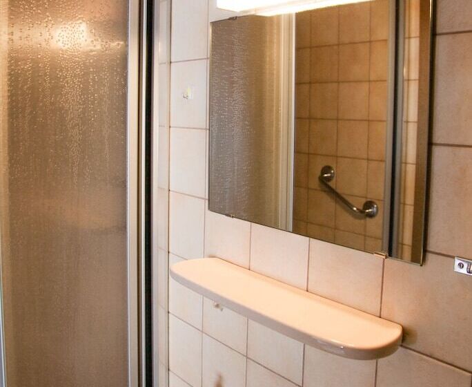 标准单人间, Herzog S Ulsterbrücke