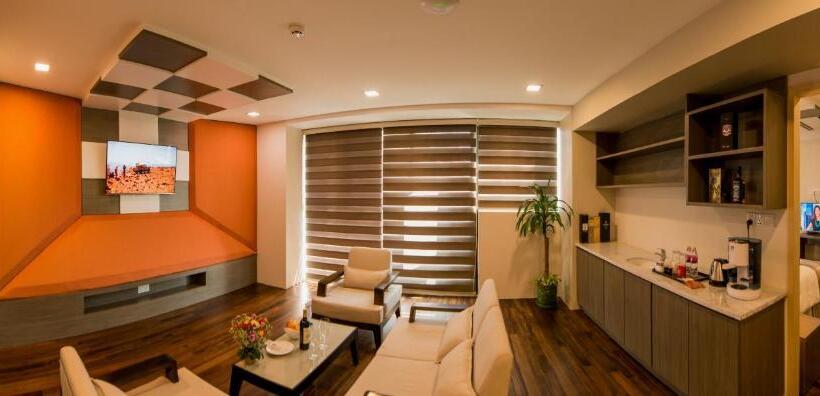 سوییت اجرایی, Parami