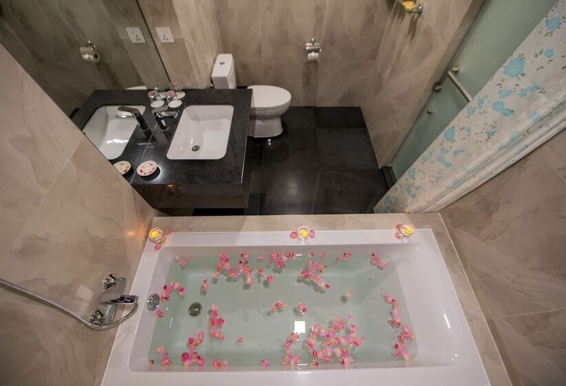 اتاق لوکس, Parami