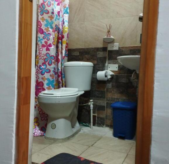 اتاق خانوادگی, Balcón Del Lago   Artesanos Y Turistas