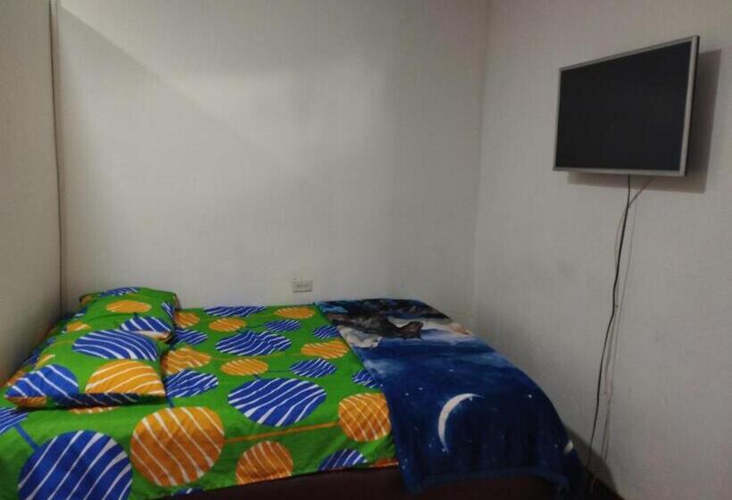 اتاق خانوادگی, Balcón Del Lago   Artesanos Y Turistas