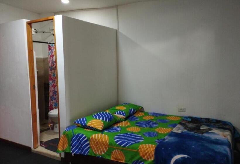 اتاق خانوادگی, Balcón Del Lago   Artesanos Y Turistas