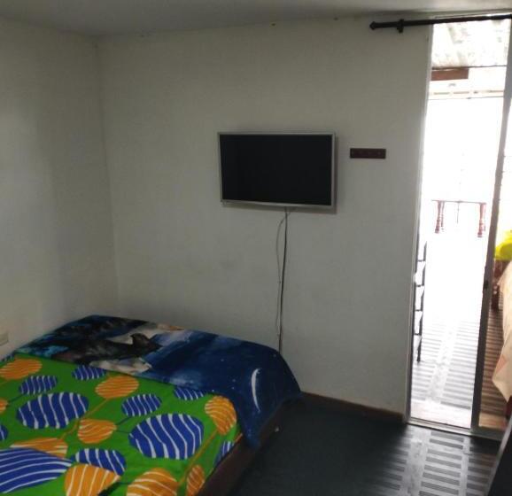 اتاق خانوادگی, Balcón Del Lago   Artesanos Y Turistas