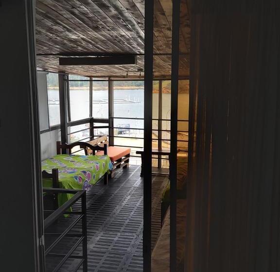 اتاق خانوادگی, Balcón Del Lago   Artesanos Y Turistas