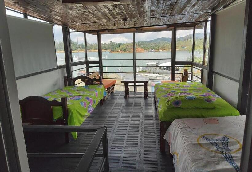 اتاق خانوادگی, Balcón Del Lago   Artesanos Y Turistas