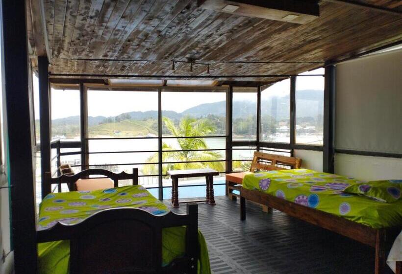 اتاق خانوادگی, Balcón Del Lago   Artesanos Y Turistas