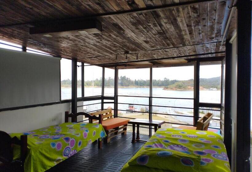 اتاق خانوادگی, Balcón Del Lago   Artesanos Y Turistas