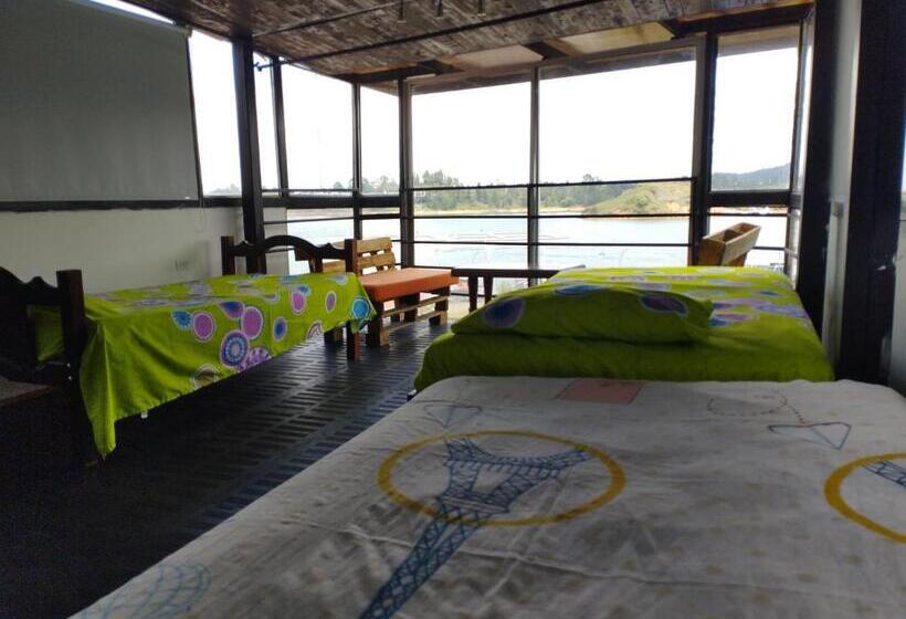 اتاق خانوادگی, Balcón Del Lago   Artesanos Y Turistas