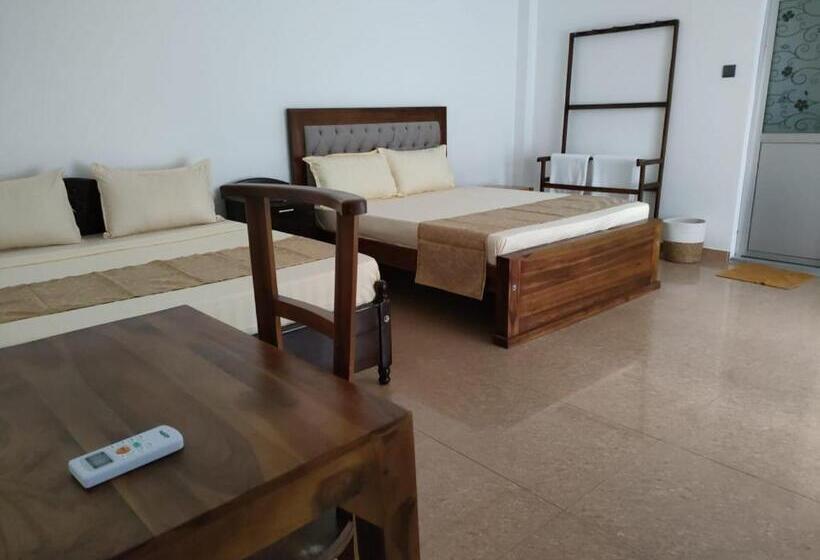 غرفة عائلية, Royal Rose