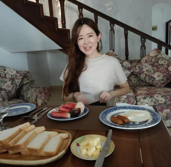 غرفة عائلية, Royal Rose