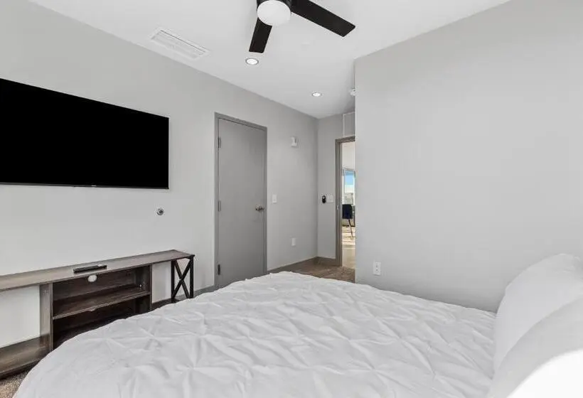 1 Bedroom Penthouse Apartment, 175 Lex   Walkable Downtown Lexington & Rupp Arena   Full Condos
