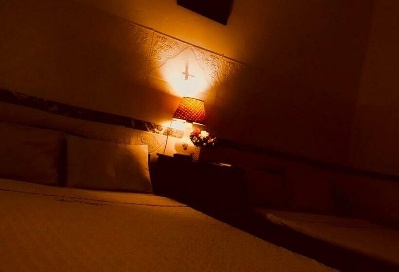 اتاق استاندارد, Lam Hong