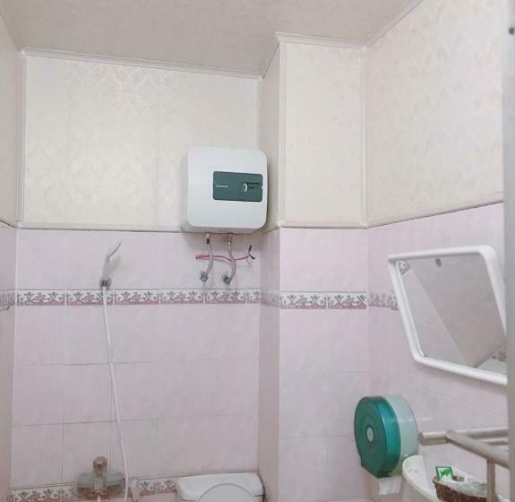 اتاق استاندارد, Lam Hong