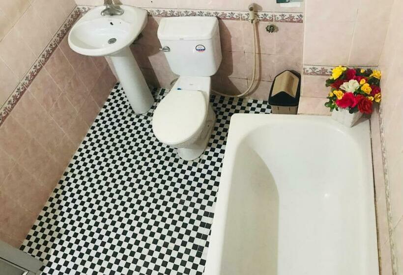 اتاق استاندارد, Lam Hong