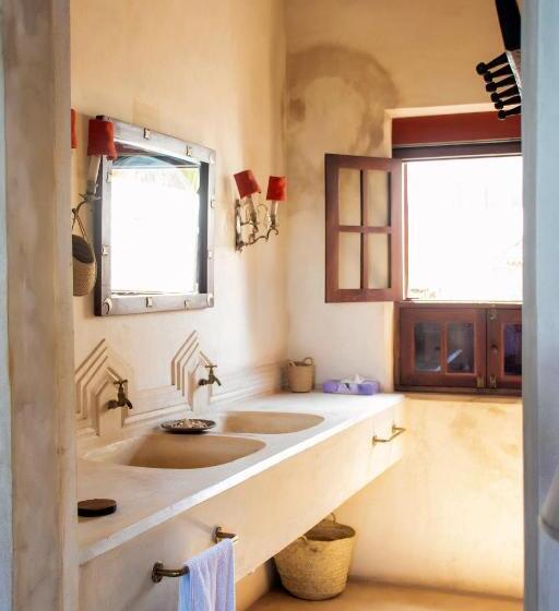 اتاق استاندارد با چشمانداز استخر, Lamu House