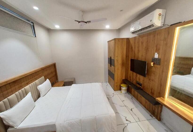 اتاق لوکس, Ujjain Pride