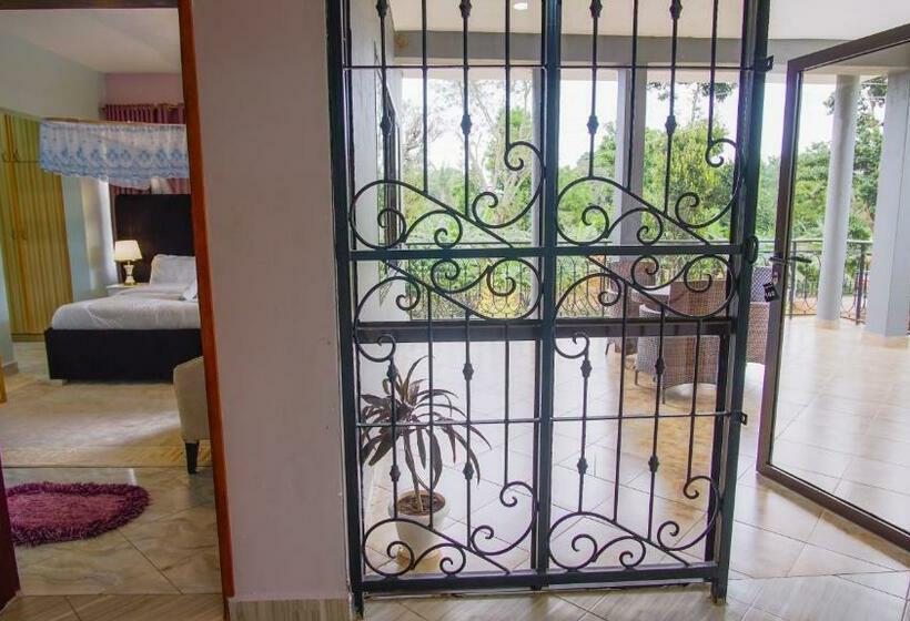 سوییت لوکس, Hutland Hotel Garuga