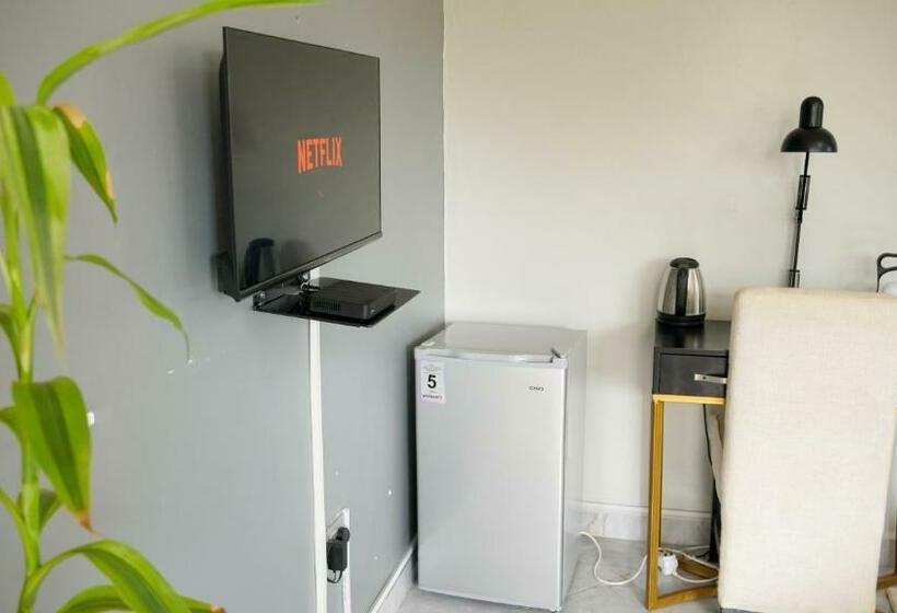 سوییت لوکس, Hutland Hotel Garuga