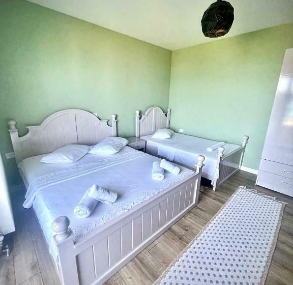 חדר משפחתי, Vila Toska