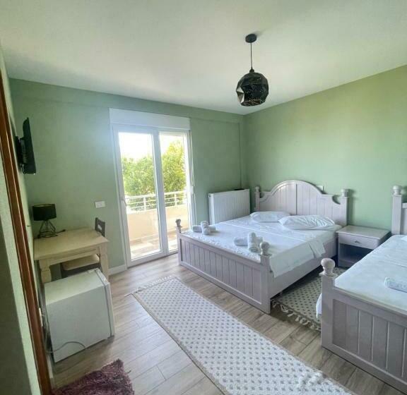 חדר משפחתי, Vila Toska