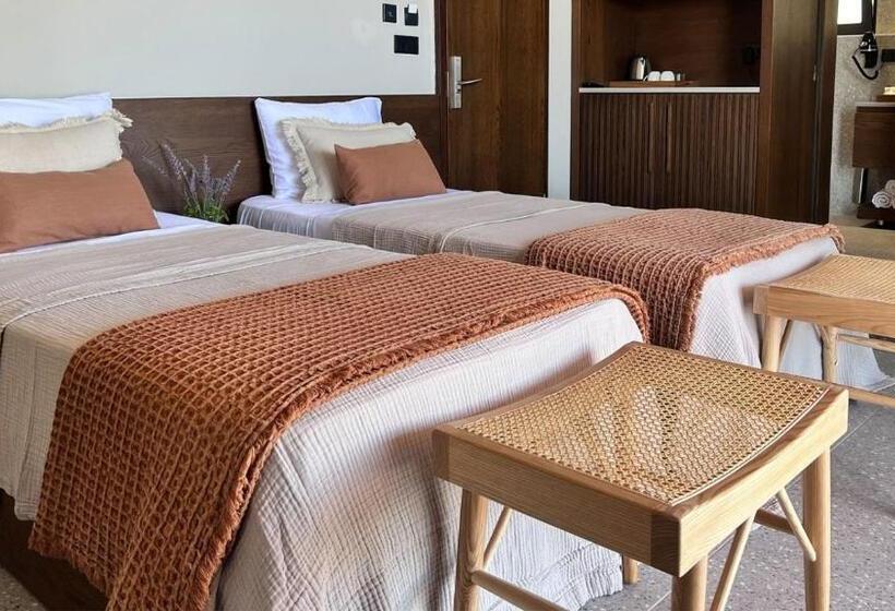 غرفة قياسية رباعية مزودة بشُرفة, Zaya çeşme Hotel & Beach