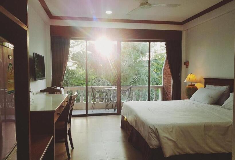 غرفة سوبيريور مطلة على حمام السباحة, Garden Home Kata