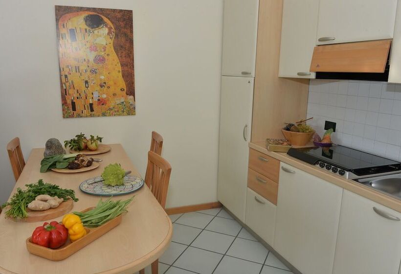 דירת חדר, Miramare Residence