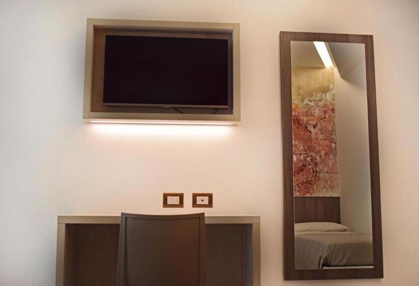 スタンダード4人部屋, Muccioli