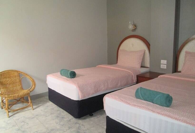 غرفة قياسية ثلاثية, Pineapple Guesthouse