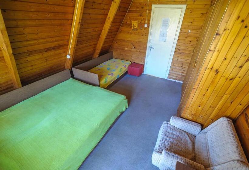 Economy Triple Room, Nostalgija Pervalkoje