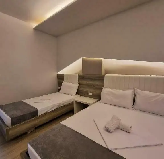 Economy Triple Room, Imperial