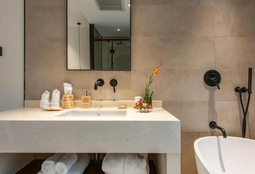 חדר משפחתי, Liangyun Ssaw Boutique