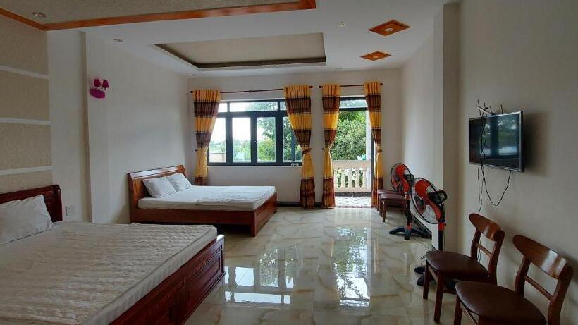 اتاق استاندارد چهارنفره با بالکن, Motel Quốc Việt