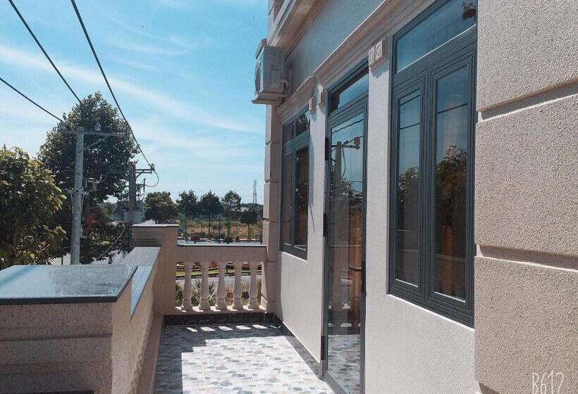 اتاق استاندارد چهارنفره با بالکن, Motel Quốc Việt