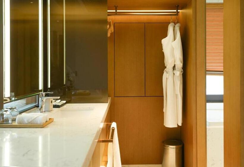 اتاق استاندارد با چشمانداز دریاچه, The Five Villas & Resort Ninh Binh