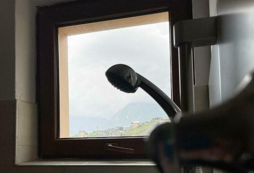 اتاق خانوادگی با چشمانداز کوه, Rezohut