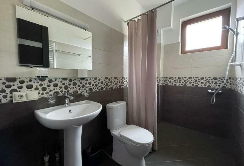 اتاق خانوادگی با چشمانداز کوه, Rezohut