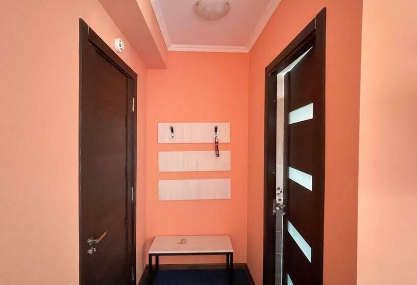 اتاق خانوادگی با چشمانداز کوه, Rezohut