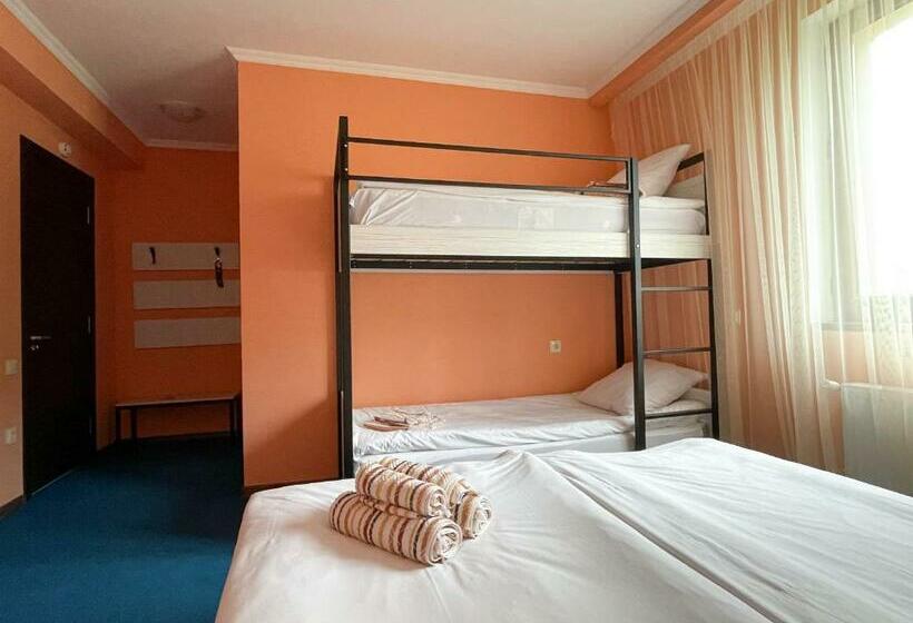 اتاق خانوادگی با چشمانداز کوه, Rezohut