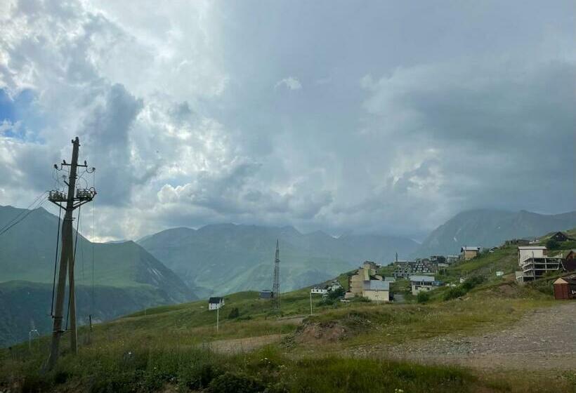 اتاق خانوادگی با چشمانداز کوه, Rezohut