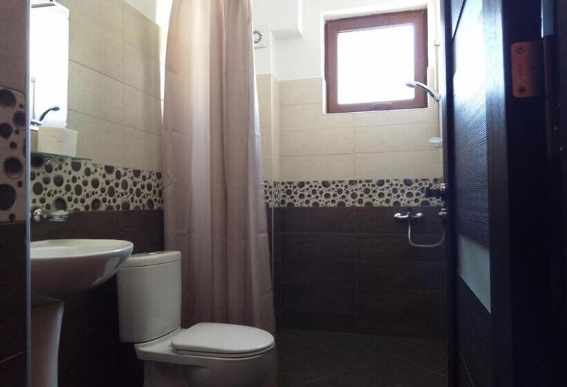 اتاق خانوادگی با چشمانداز کوه, Rezohut