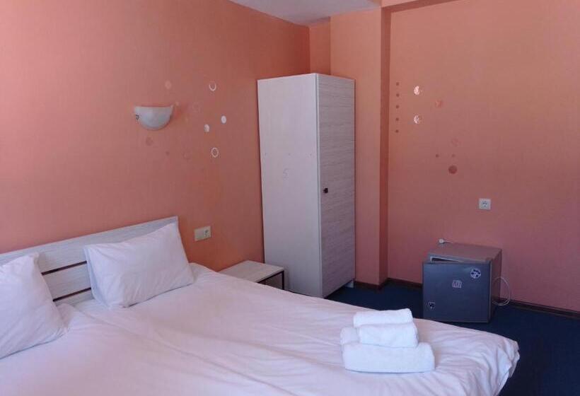 اتاق خانوادگی با چشمانداز کوه, Rezohut