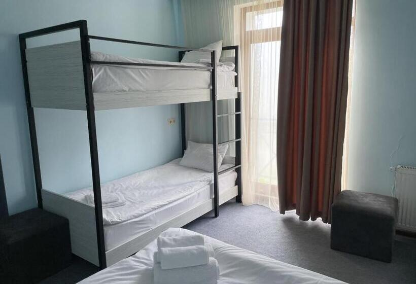 اتاق خانوادگی با چشمانداز کوه, Rezohut