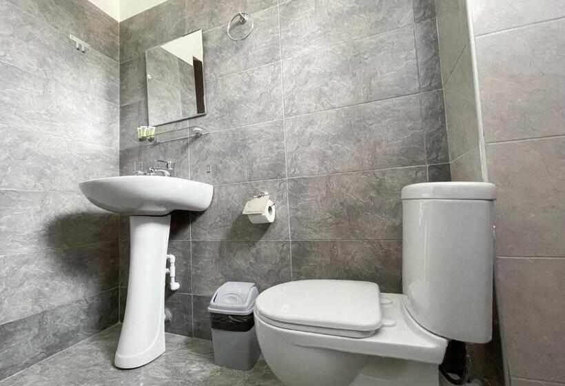 اتاق خانوادگی با چشمانداز کوه, Rezohut